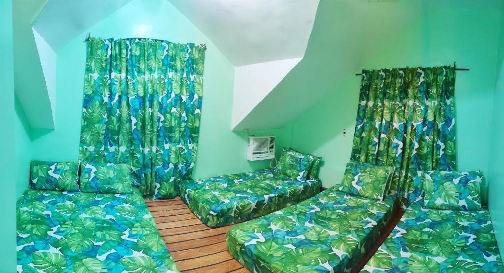 Postel nebo postele na pokoji v ubytování Blue Lagoon Pagudpud, Ilocos Norte