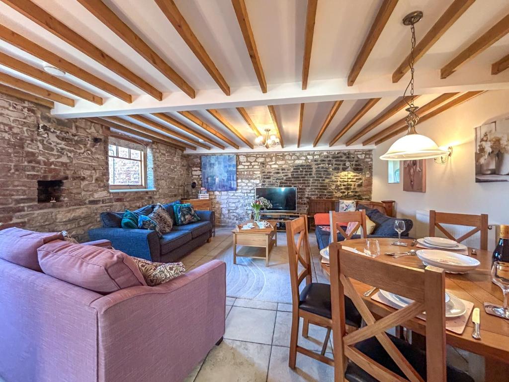 a living room with a brick wall at 2 bed in Hunmanby 52376 in Hunmanby