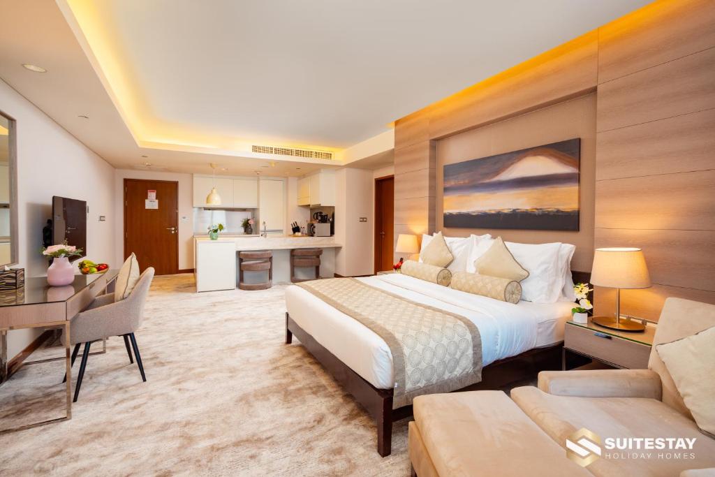 a large bedroom with a bed and a kitchen at Suitestay Address Dubai Mall Residence in Dubai