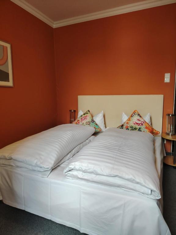 Postel nebo postele na pokoji v ubytování Hotel Drei Kronen