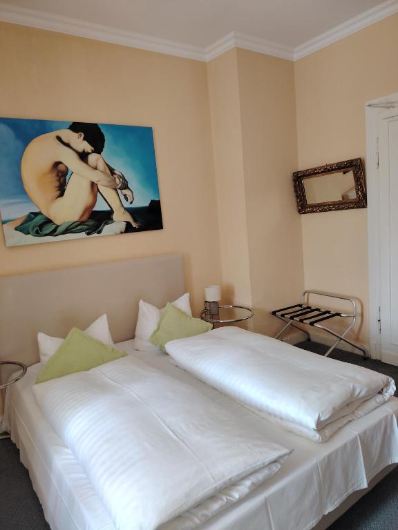 Postel nebo postele na pokoji v ubytování Hotel Drei Kronen