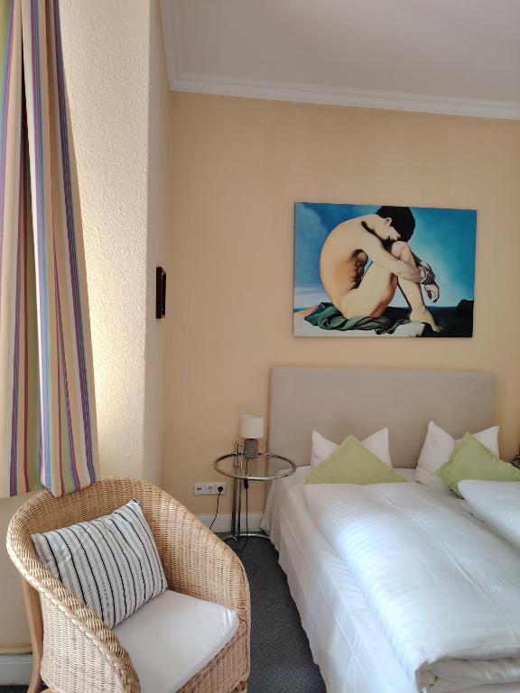 Postel nebo postele na pokoji v ubytování Hotel Drei Kronen