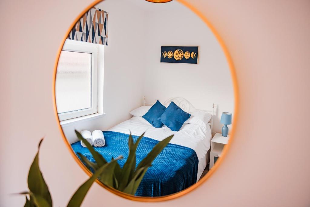 カーディフにあるCosy Stays Cardiffのベッドルーム(ベッド1台、鏡付)