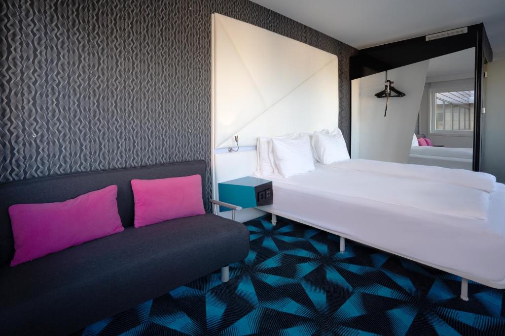 Postel nebo postele na pokoji v ubytování Magic Hotel Solheimsviken