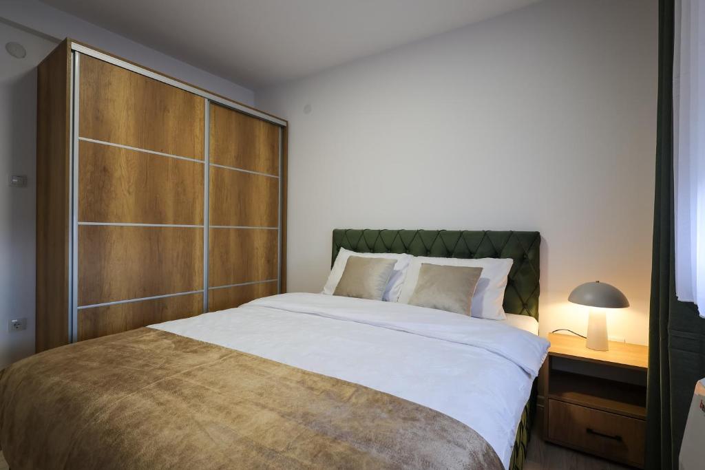 Postel nebo postele na pokoji v ubytování Apartmani Lepojevic