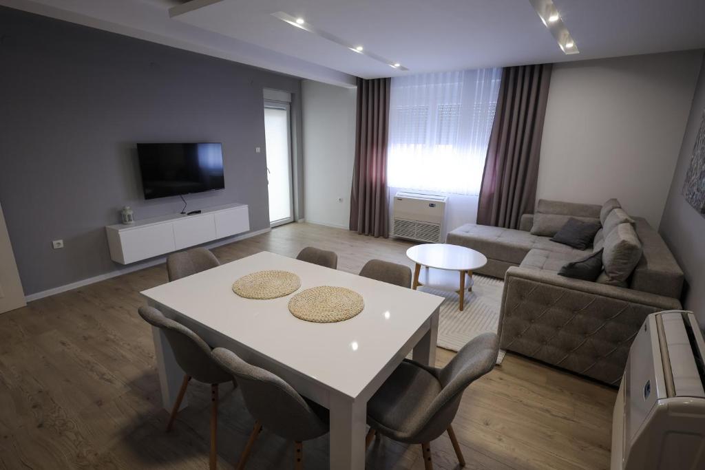 TV a/nebo společenská místnost v ubytování Apartmani Lepojevic