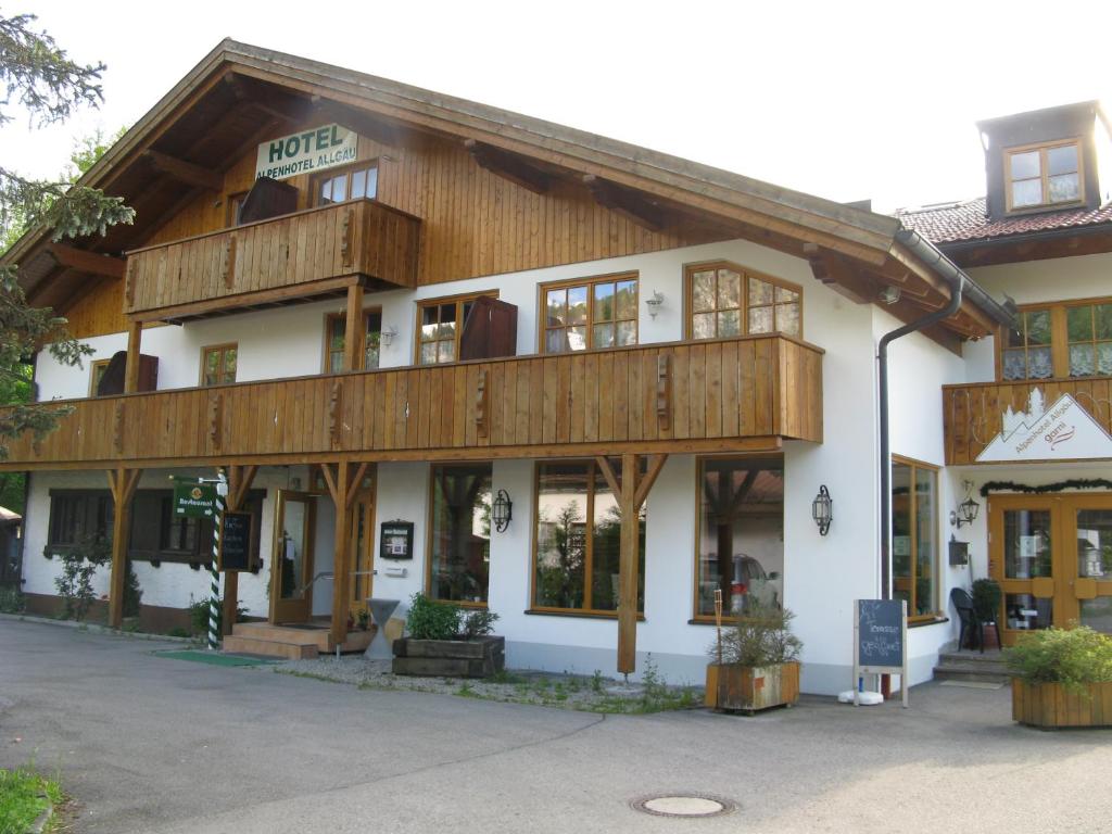 ein großes Gebäude mit Holzbalkonen darüber in der Unterkunft Alpenhotel Allgäu in Hohenschwangau