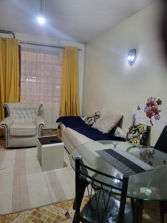 una sala de estar con un sofá y una mesa en G&G Executive Homes NAKURU, en Nakuru