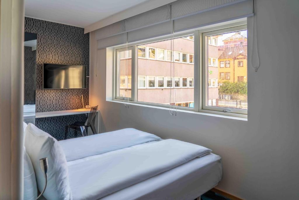 Postel nebo postele na pokoji v ubytování Magic Hotel Solheimsviken