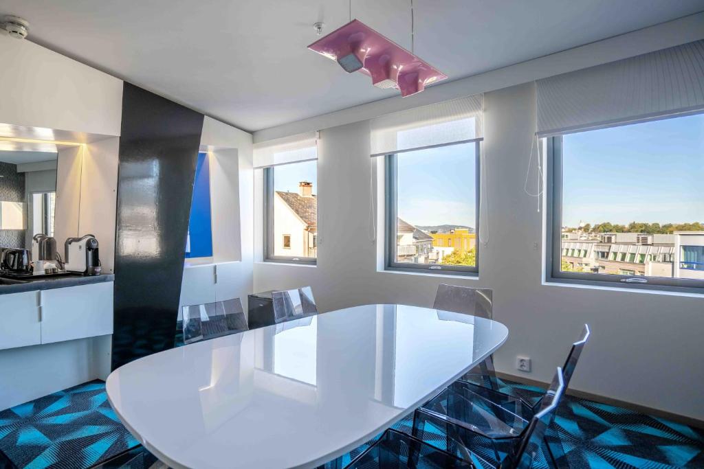 Kuchyň nebo kuchyňský kout v ubytování Magic Hotel Solheimsviken
