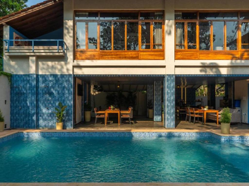 The swimming pool at or close to The Hosteller Bam Goa, Saligao - Poshtel