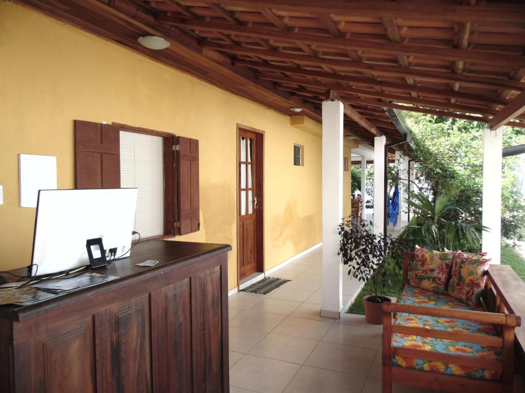 una cocina con una barra y una silla en una casa en Livina Hostel, en Paraty