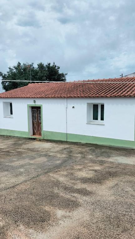 a white building with a red roof at Casa Dominó in Aldeia do Mato