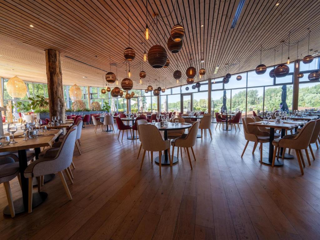 Restaurace v ubytování Your Nature Eco Forest Resort in Belgium By Belvilla