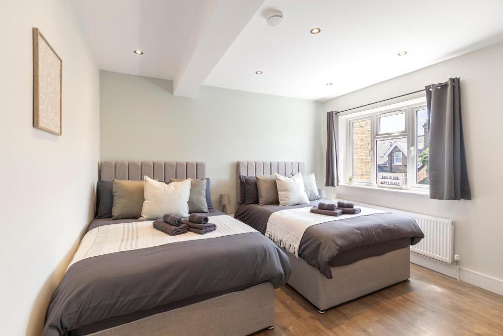 Ένα ή περισσότερα κρεβάτια σε δωμάτιο στο Kew View Suite 2BR Sleeps 9, Walk to Tube & Sights