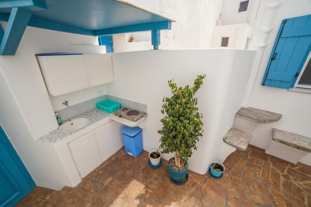 vistas a un baño con lavabo y planta en Casaprimavera en Katápola