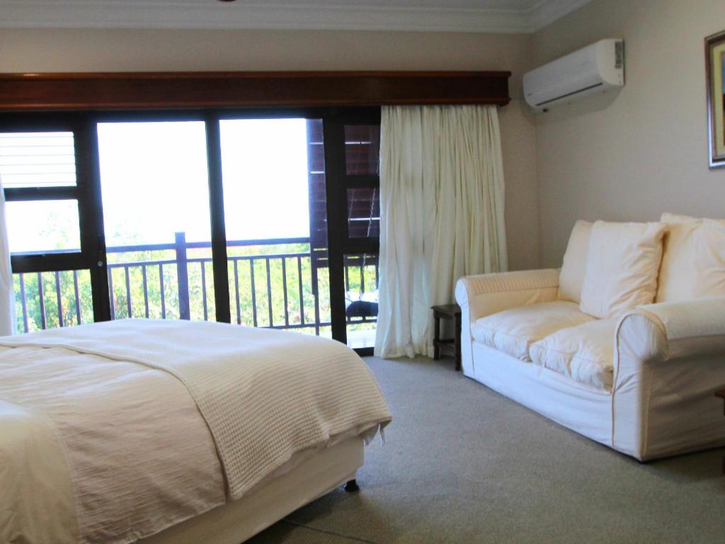 Rúm í herbergi á Peaceful Zimbali Escape with Pool, Deck & Views