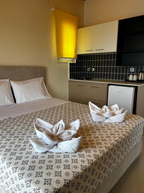 Postel nebo postele na pokoji v ubytování Korifi Suites Adults Only