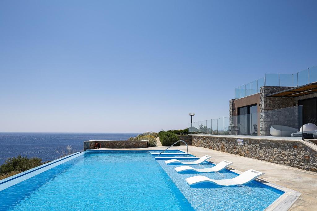 Bazén v ubytování Seafront elegant villas, with infinity pools & devine views! nebo v jeho okolí