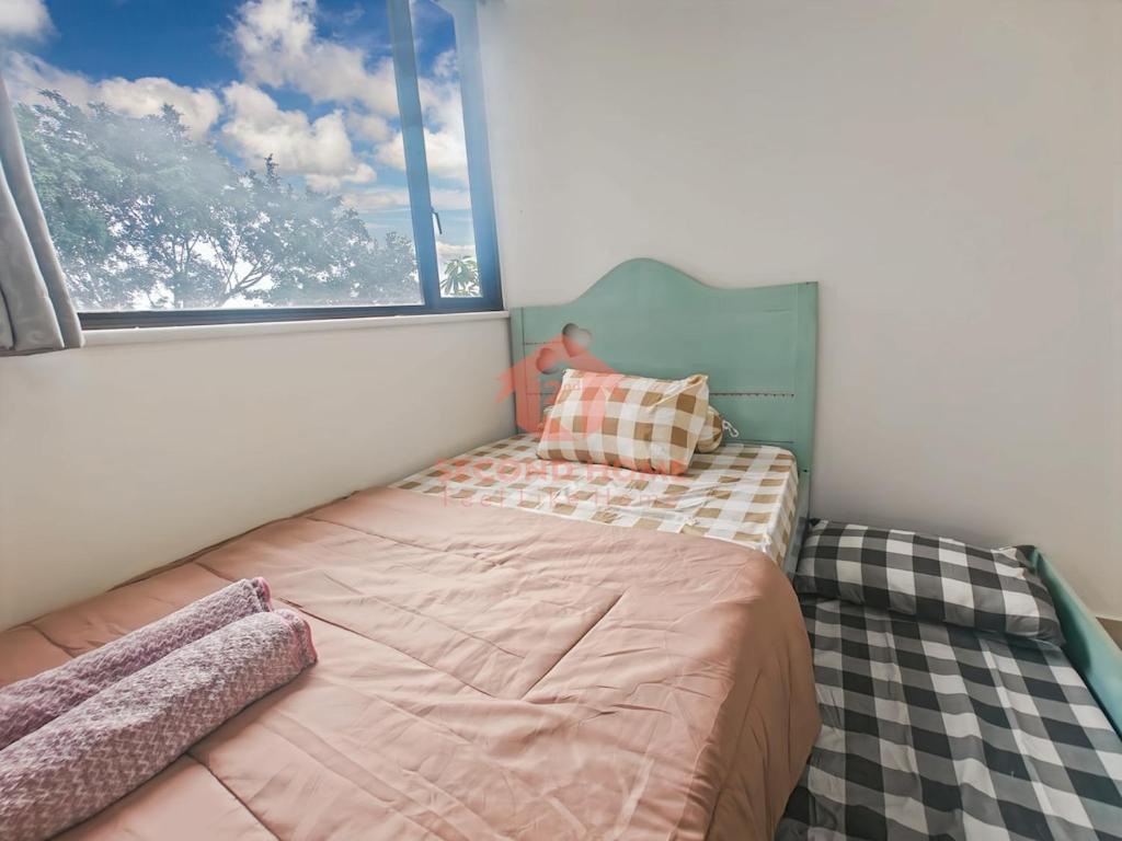 ジャカルタにあるLarge 3BR Rasuna Apt with Pool, Gym, WiFi by 2ndHomeのベッドと窓のある小さな寝室