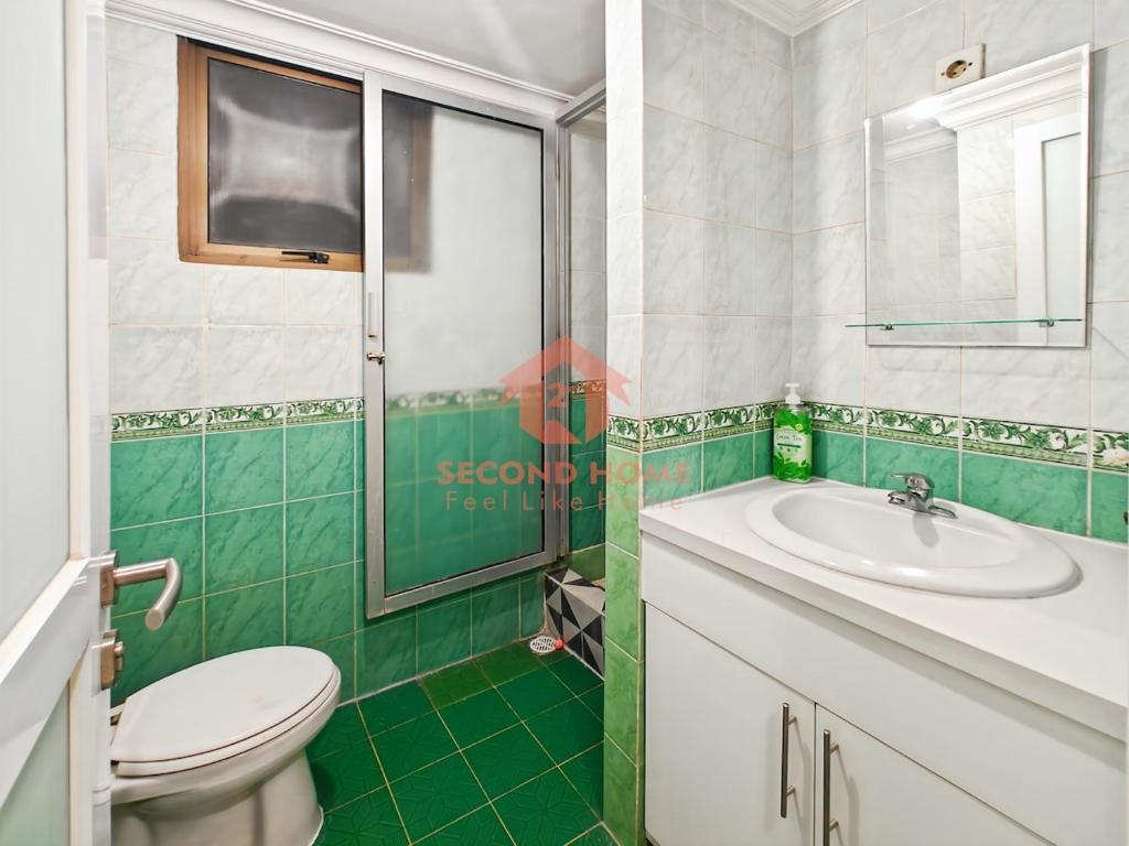 Large 3BR Rasuna Apt with Pool, Gym, WiFi by 2ndHomeにあるバスルーム