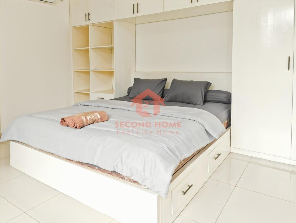Large 3BR Rasuna Apt with Pool, Gym, WiFi by 2ndHomeにあるベッド