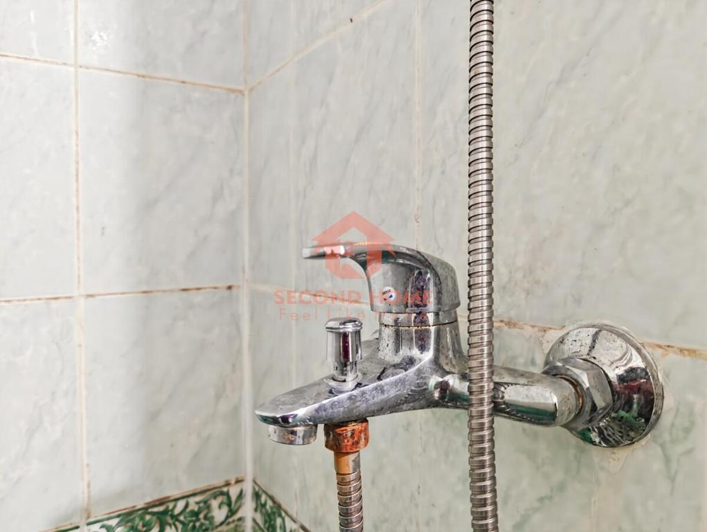 Large 3BR Rasuna Apt with Pool, Gym, WiFi by 2ndHomeにあるバスルーム