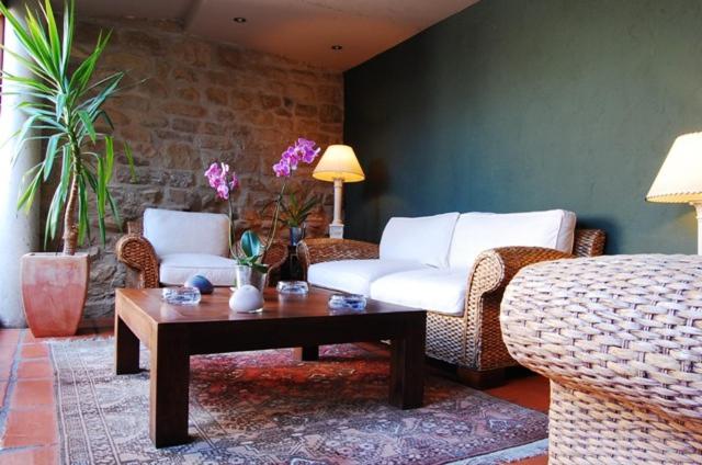 ein Wohnzimmer mit einem Sofa und einem Couchtisch in der Unterkunft Hotel Rural Nobles de Navarra in Áibar