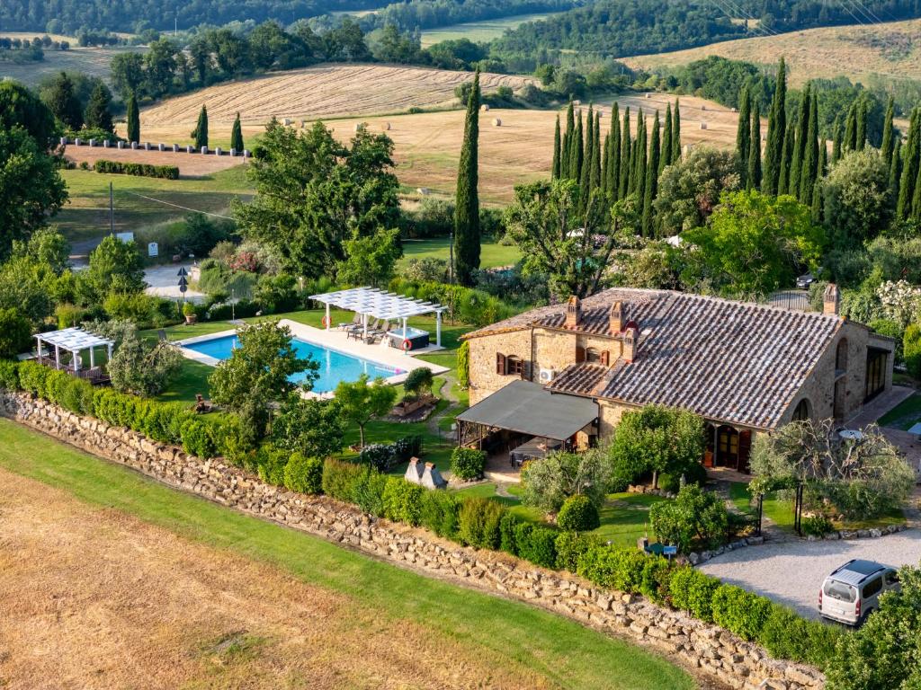une vue aérienne d'une villa avec piscine dans l'établissement Villa La Francigena, à San Gimignano