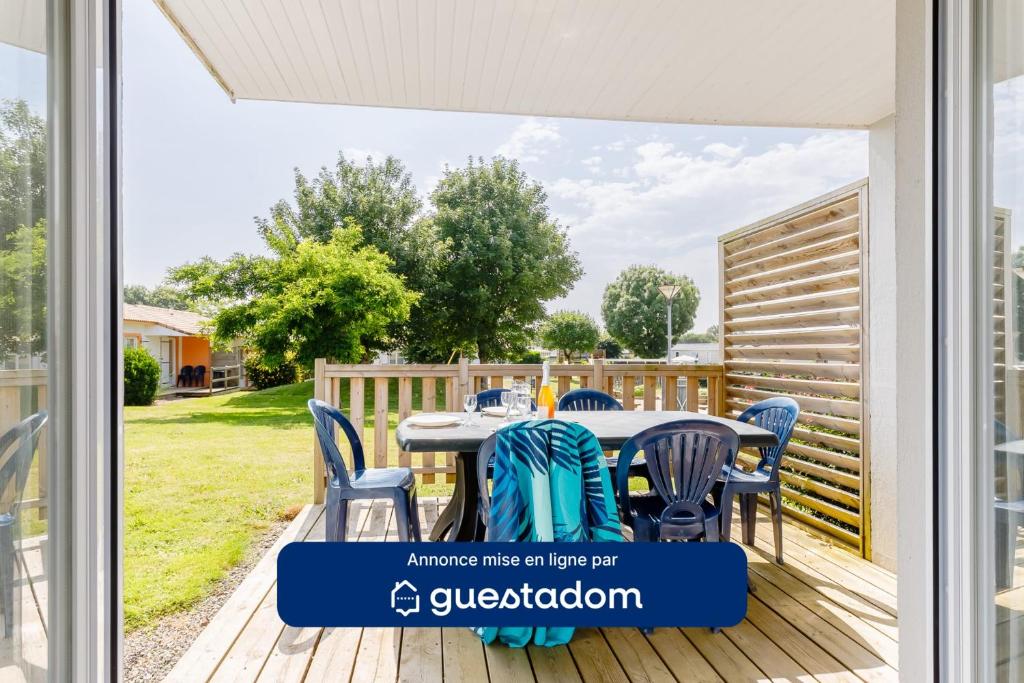 un patio avec une table et des chaises sur une terrasse dans l'établissement 21 - La Mésange - Village vacances, à Maché