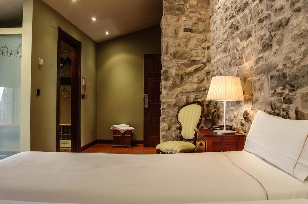 Postel nebo postele na pokoji v ubytování Hotel Rural Nobles de Navarra