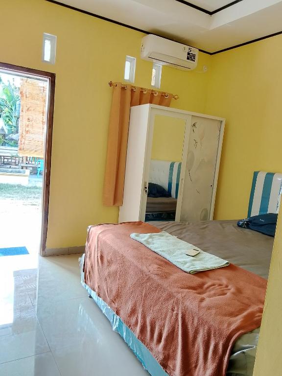 Ένα ή περισσότερα κρεβάτια σε δωμάτιο στο Kurniawan Homestay
