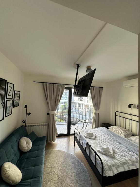 Ένα ή περισσότερα κρεβάτια σε δωμάτιο στο Waterfront Retreat with Garage and Balcony