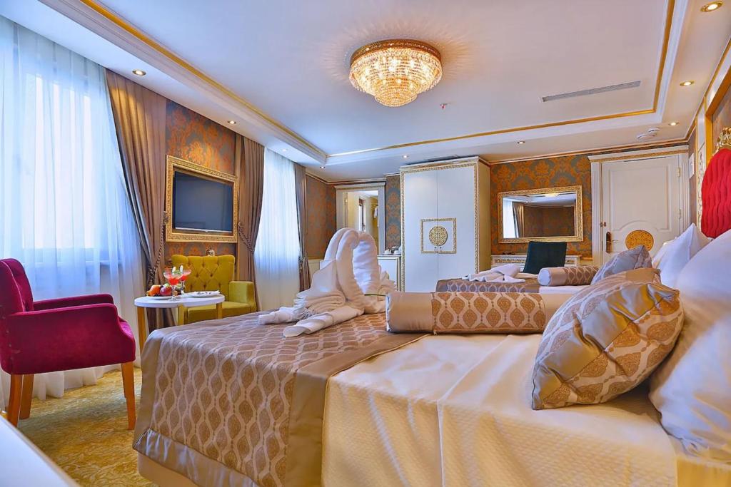 TV a/nebo společenská místnost v ubytování Emirhan Palace Hotel