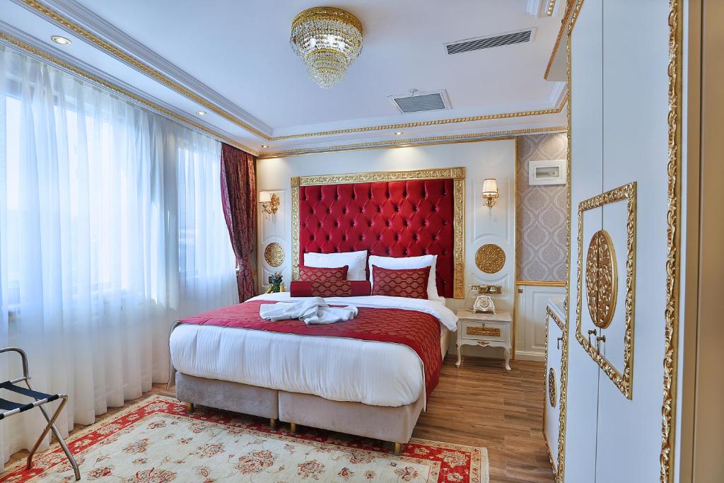 Postel nebo postele na pokoji v ubytování Emirhan Palace Hotel