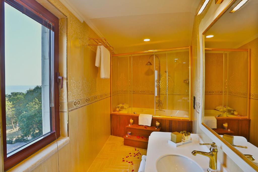 Postel nebo postele na pokoji v ubytování Emirhan Palace Hotel