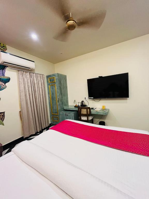 Postel nebo postele na pokoji v ubytování Stay Banaras - A Boutique Hotel