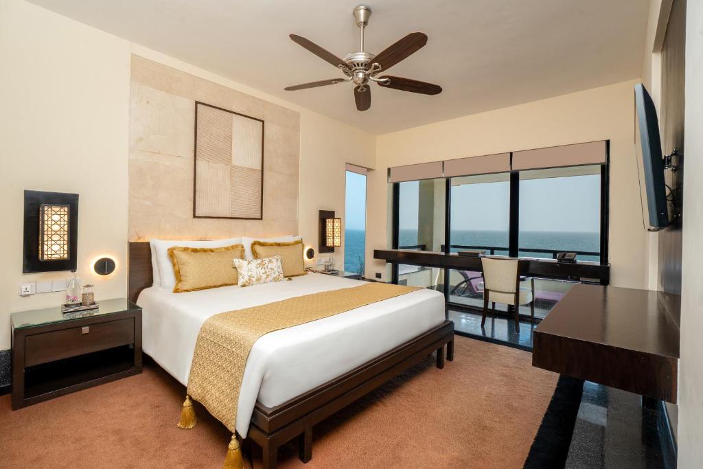 Postel nebo postele na pokoji v ubytování The Leela Kovalam, A Raviz Hotel