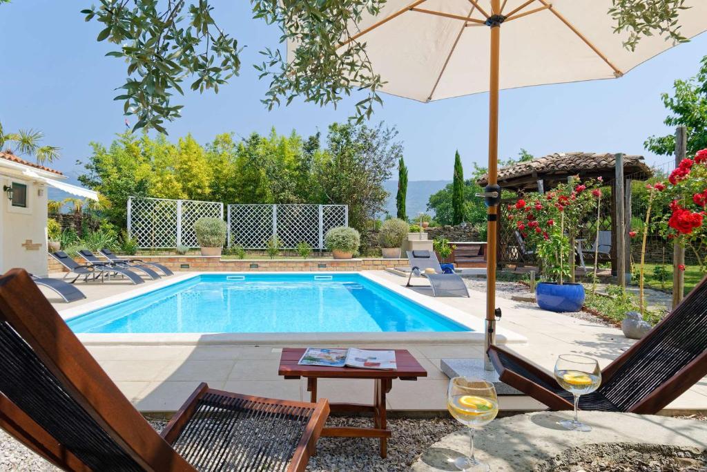 Bazén v ubytování Holiday House Zatka by Rent Istria nebo v jeho okolí