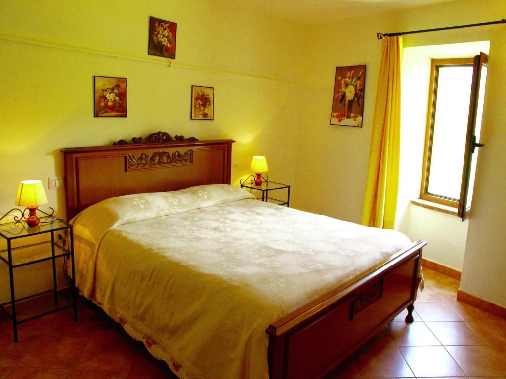Postel nebo postele na pokoji v ubytování Holiday home in Canossa with Swimming Pool, Garden, Barbecue