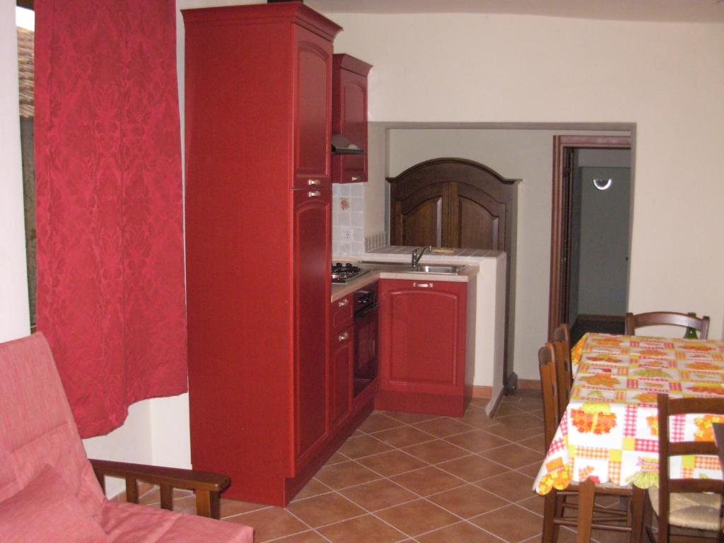 Kuchyň nebo kuchyňský kout v ubytování Holiday home in Canossa with Swimming Pool, Garden, Barbecue
