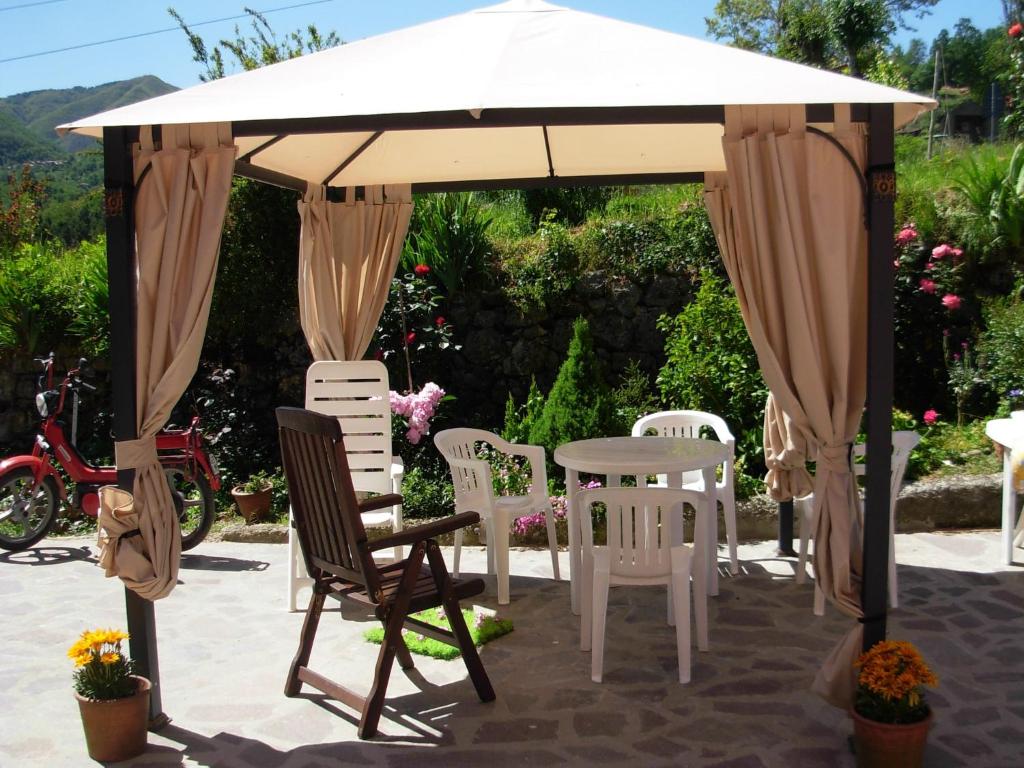 Zahrada ubytování Holiday home in Canossa with Swimming Pool, Garden, Barbecue