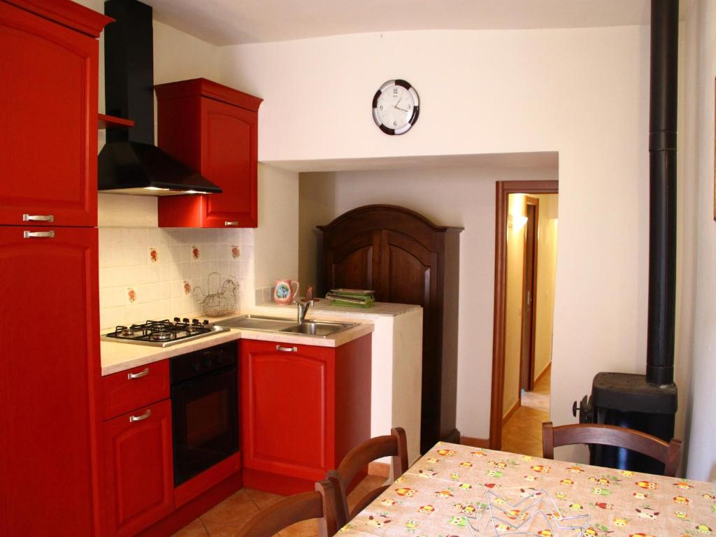 Kuchyň nebo kuchyňský kout v ubytování Holiday home in Canossa with Swimming Pool, Garden, Barbecue