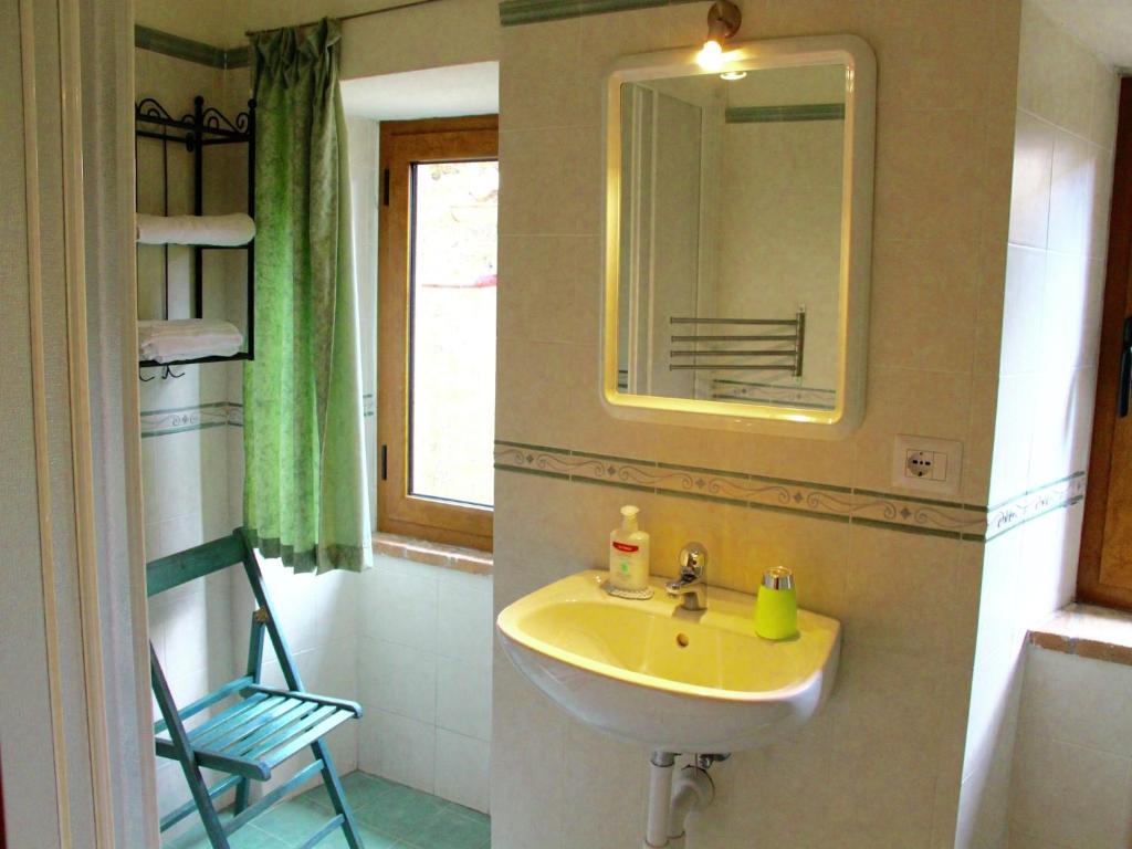 Koupelna v ubytování Holiday home in Canossa with Swimming Pool, Garden, Barbecue