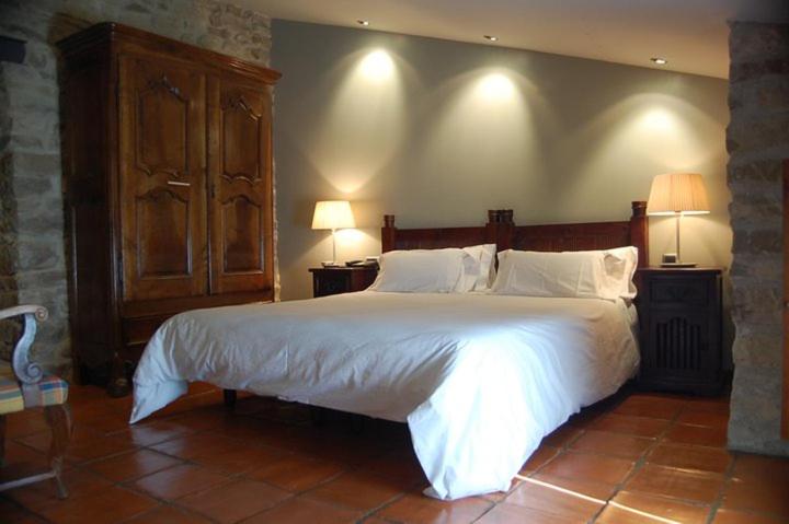 Postel nebo postele na pokoji v ubytování Hotel Rural Nobles de Navarra