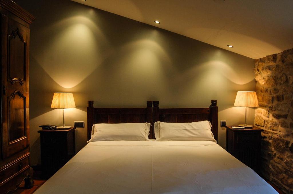 Postel nebo postele na pokoji v ubytování Hotel Rural Nobles de Navarra