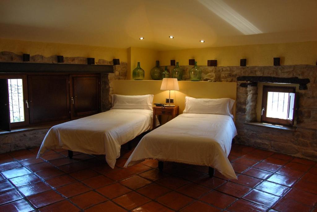 Postel nebo postele na pokoji v ubytování Hotel Rural Nobles de Navarra