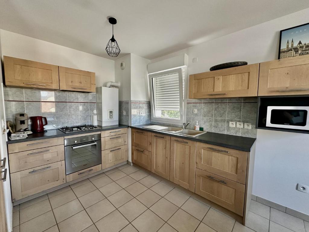 Kuchyňa alebo kuchynka v ubytovaní Appartement spacieux avec balcon - à 50m de la plage