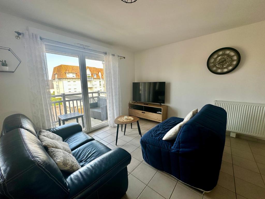 Televízia a/alebo spoločenská miestnosť v ubytovaní Appartement spacieux avec balcon - à 50m de la plage