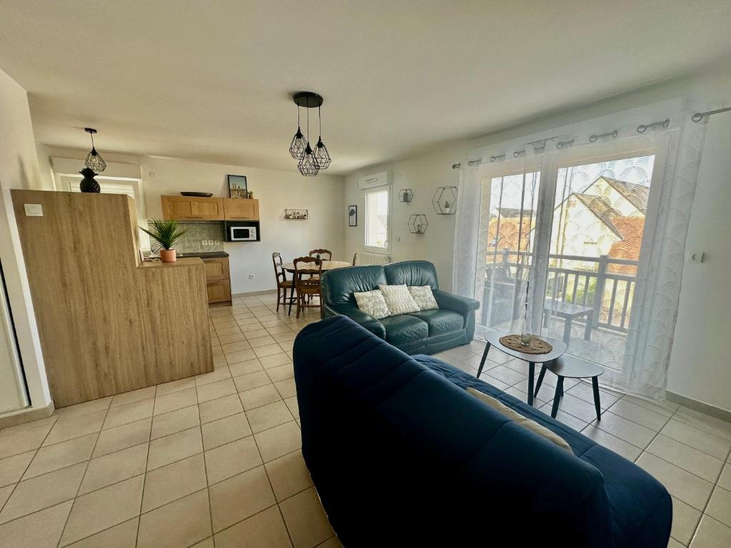 Kuchyňa alebo kuchynka v ubytovaní Appartement spacieux avec balcon - à 50m de la plage